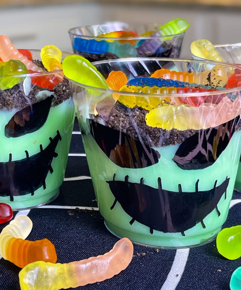 Made with pistachio pudding, crushed Oreo “dirt,” and gummy worms, they’re fun, spooky, and no-bake.