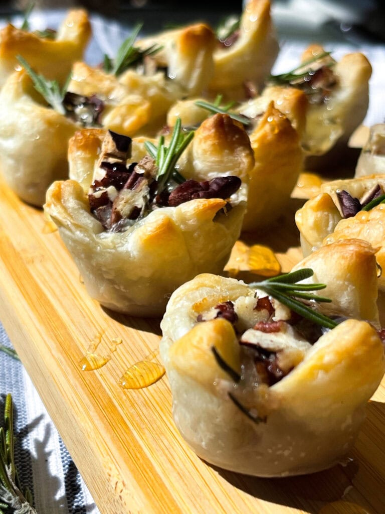 Cranberry Brie Puff Pastry Bites